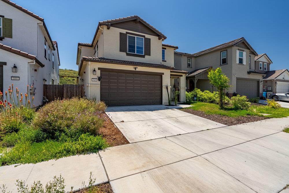 565 Moss St, Hollister, CA 95023 photo 2