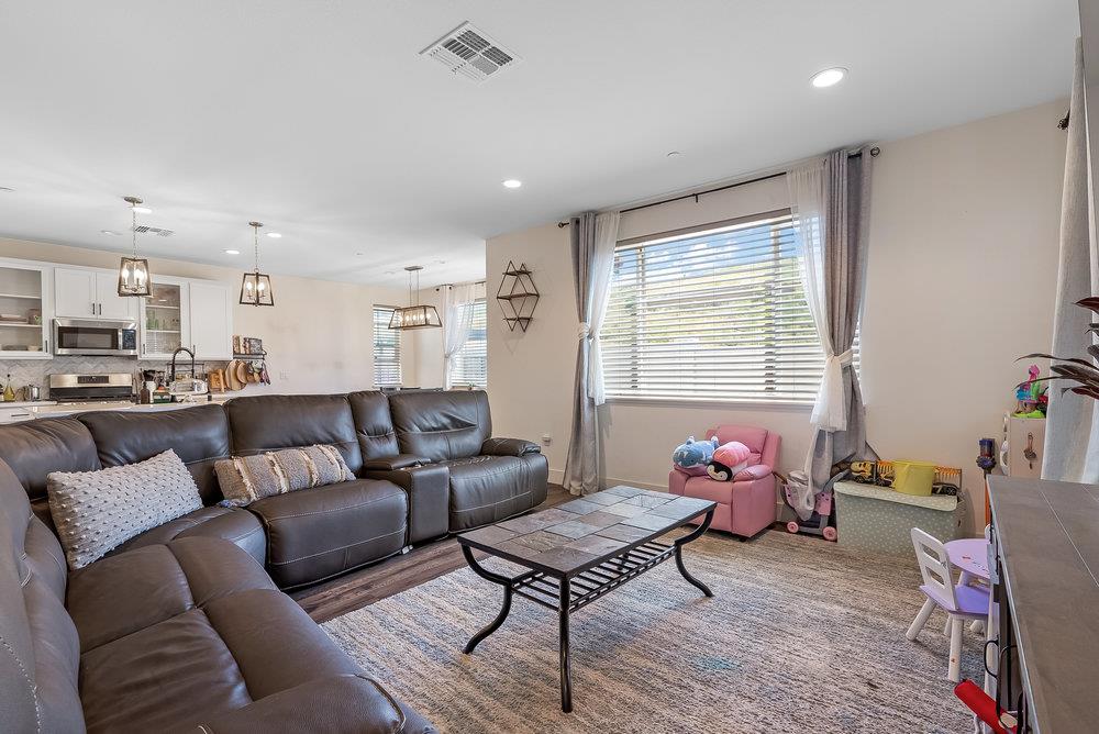 565 Moss St, Hollister, CA 95023 photo 8