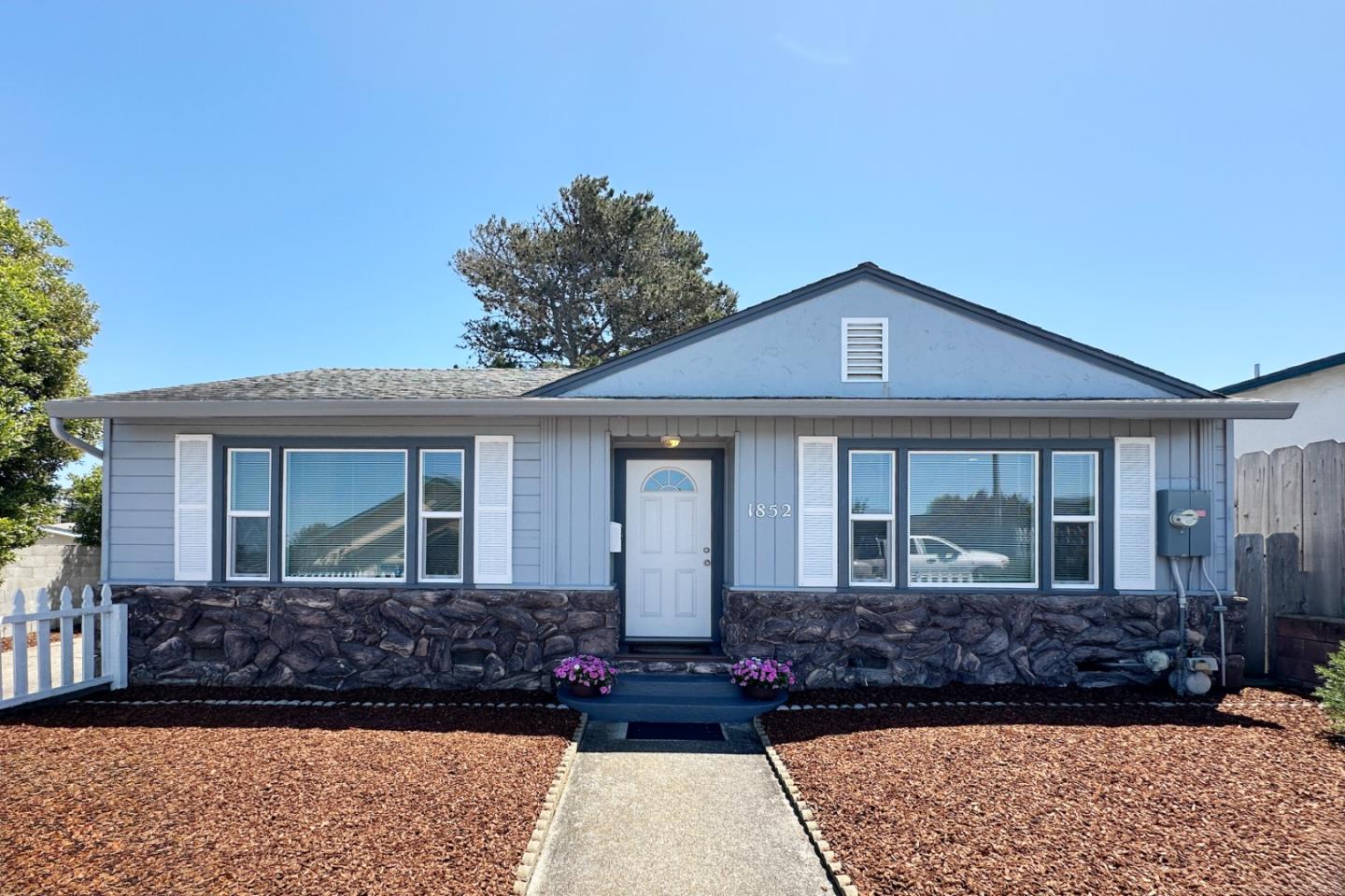 Detail Gallery Image 1 of 12 For 1852 Vallejo St, Seaside,  CA 93955 - 2 Beds | 1 Baths