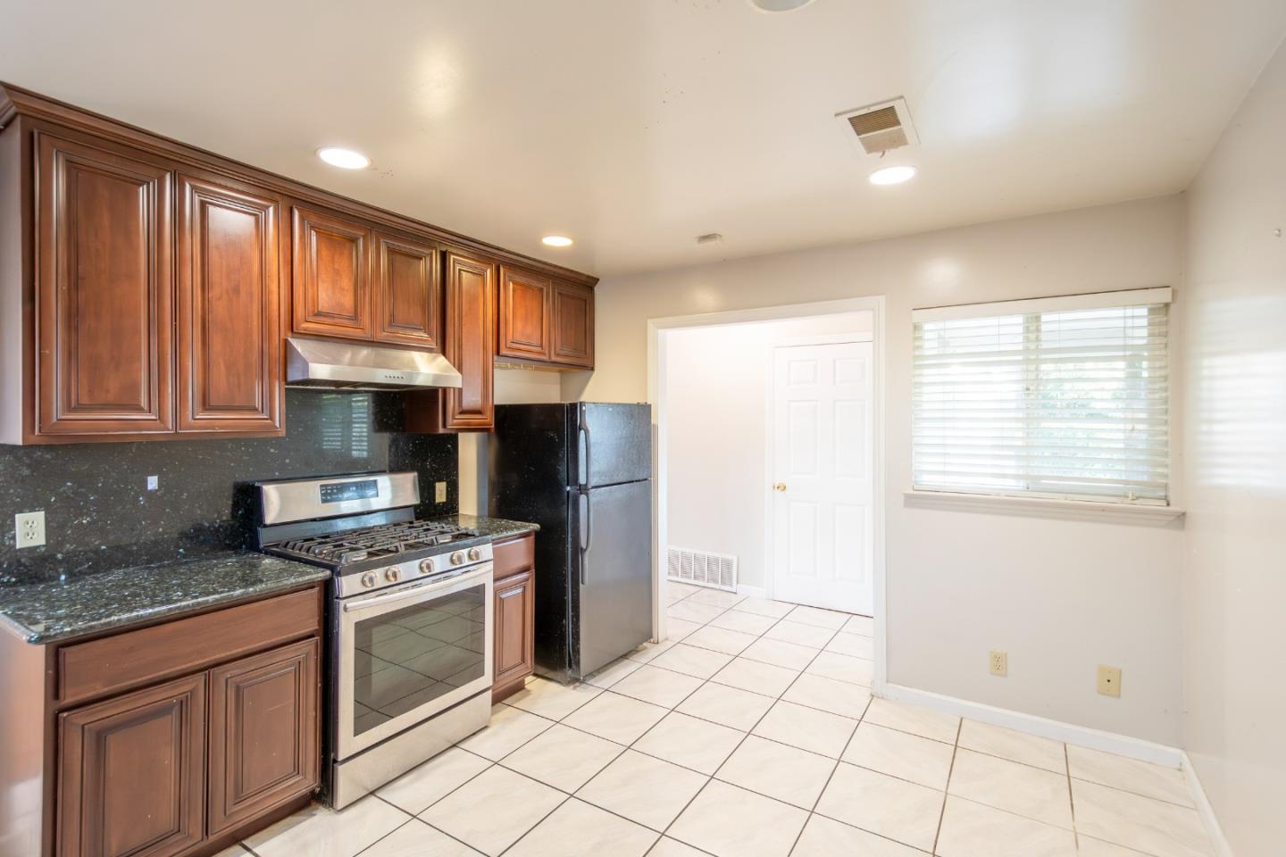 Detail Gallery Image 11 of 29 For 282 Barker St, Milpitas,  CA 95035 - 3 Beds | 2 Baths