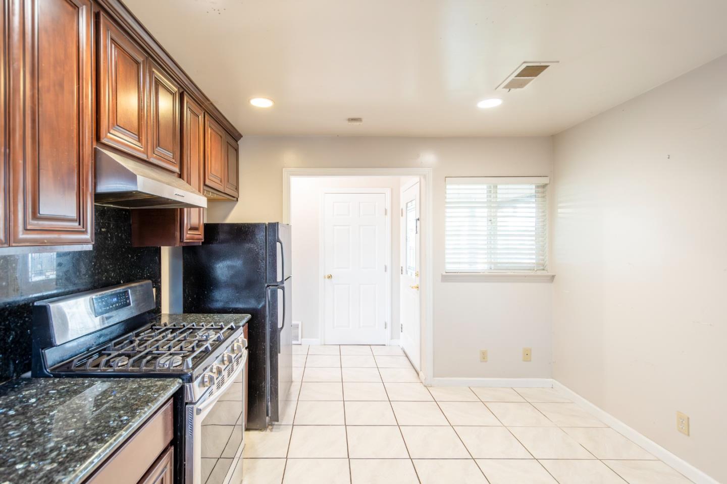 Detail Gallery Image 12 of 29 For 282 Barker St, Milpitas,  CA 95035 - 3 Beds | 2 Baths