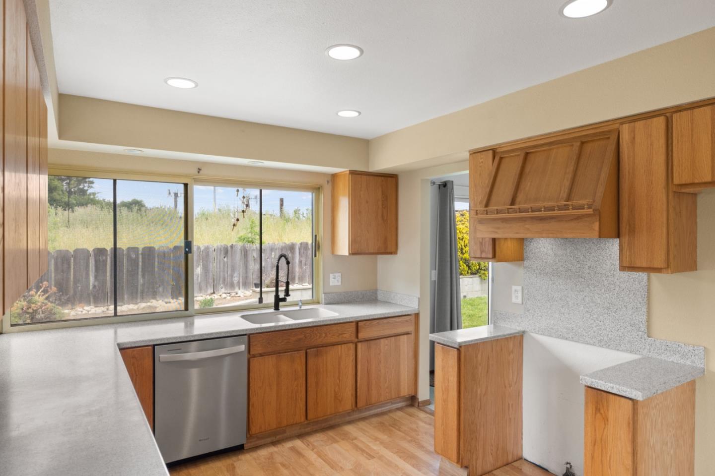 Detail Gallery Image 11 of 33 For 15705 Charter Oak Blvd, Salinas,  CA 93907 - 3 Beds | 2 Baths