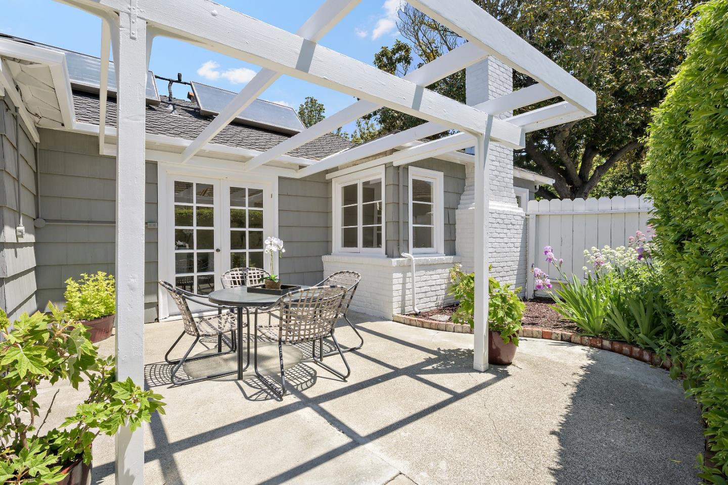 Detail Gallery Image 16 of 17 For 753 Garland Dr, Palo Alto,  CA 94303 - 3 Beds | 2 Baths