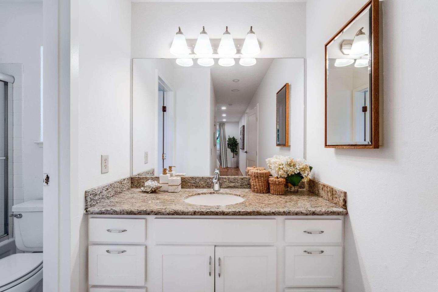 Detail Gallery Image 12 of 29 For 1070 Mercedes Ave #1,  Los Altos,  CA 94022 - 2 Beds | 2 Baths