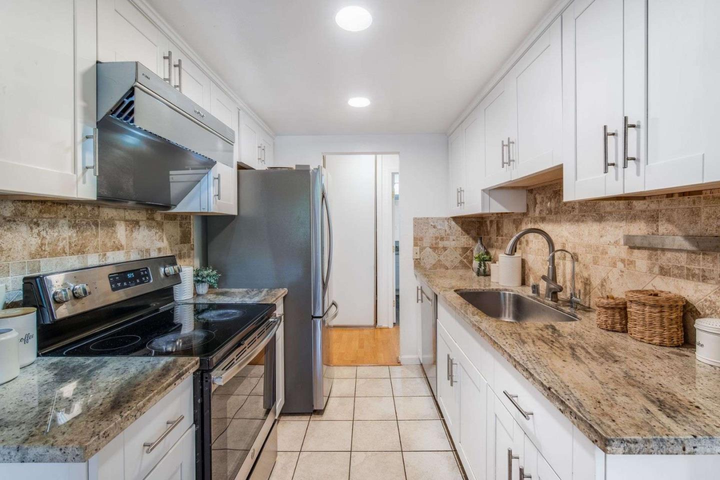 Detail Gallery Image 9 of 29 For 1070 Mercedes Ave #1,  Los Altos,  CA 94022 - 2 Beds | 2 Baths