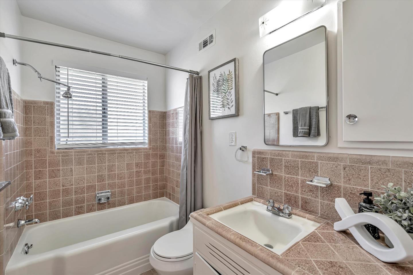 Detail Gallery Image 23 of 28 For 1605 Hollingsworth Dr, Mountain View,  CA 94040 - 3 Beds | 2 Baths