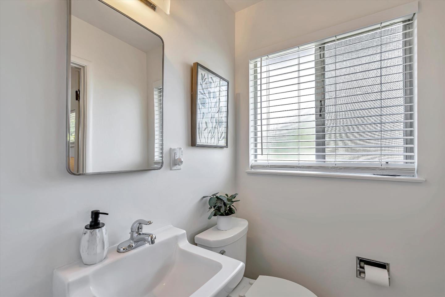Detail Gallery Image 24 of 28 For 1605 Hollingsworth Dr, Mountain View,  CA 94040 - 3 Beds | 2 Baths