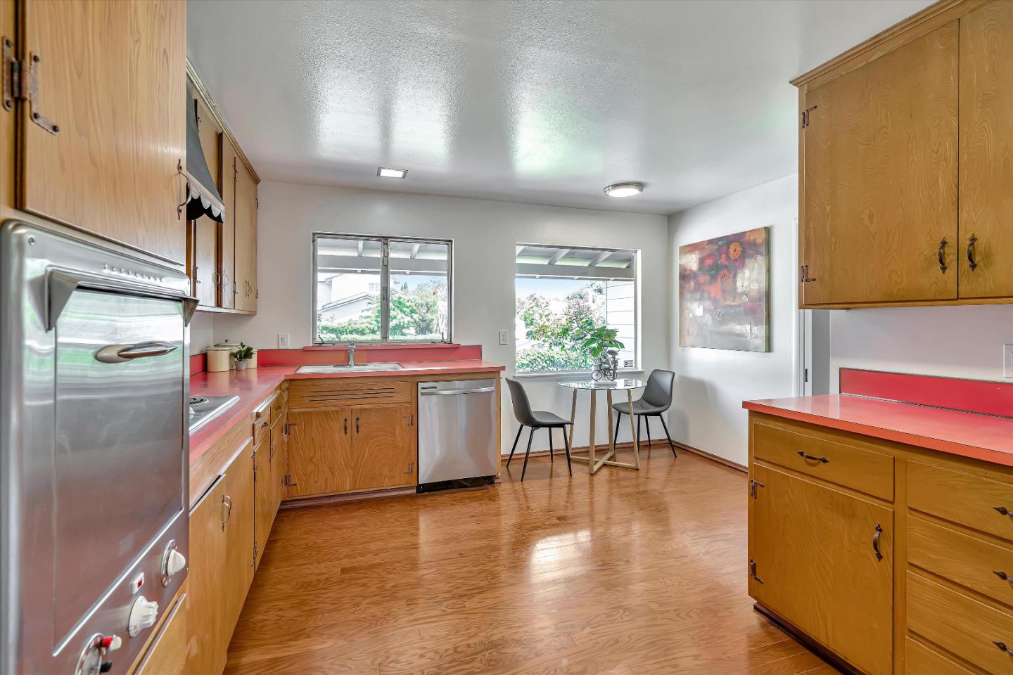 Detail Gallery Image 9 of 28 For 1605 Hollingsworth Dr, Mountain View,  CA 94040 - 3 Beds | 2 Baths
