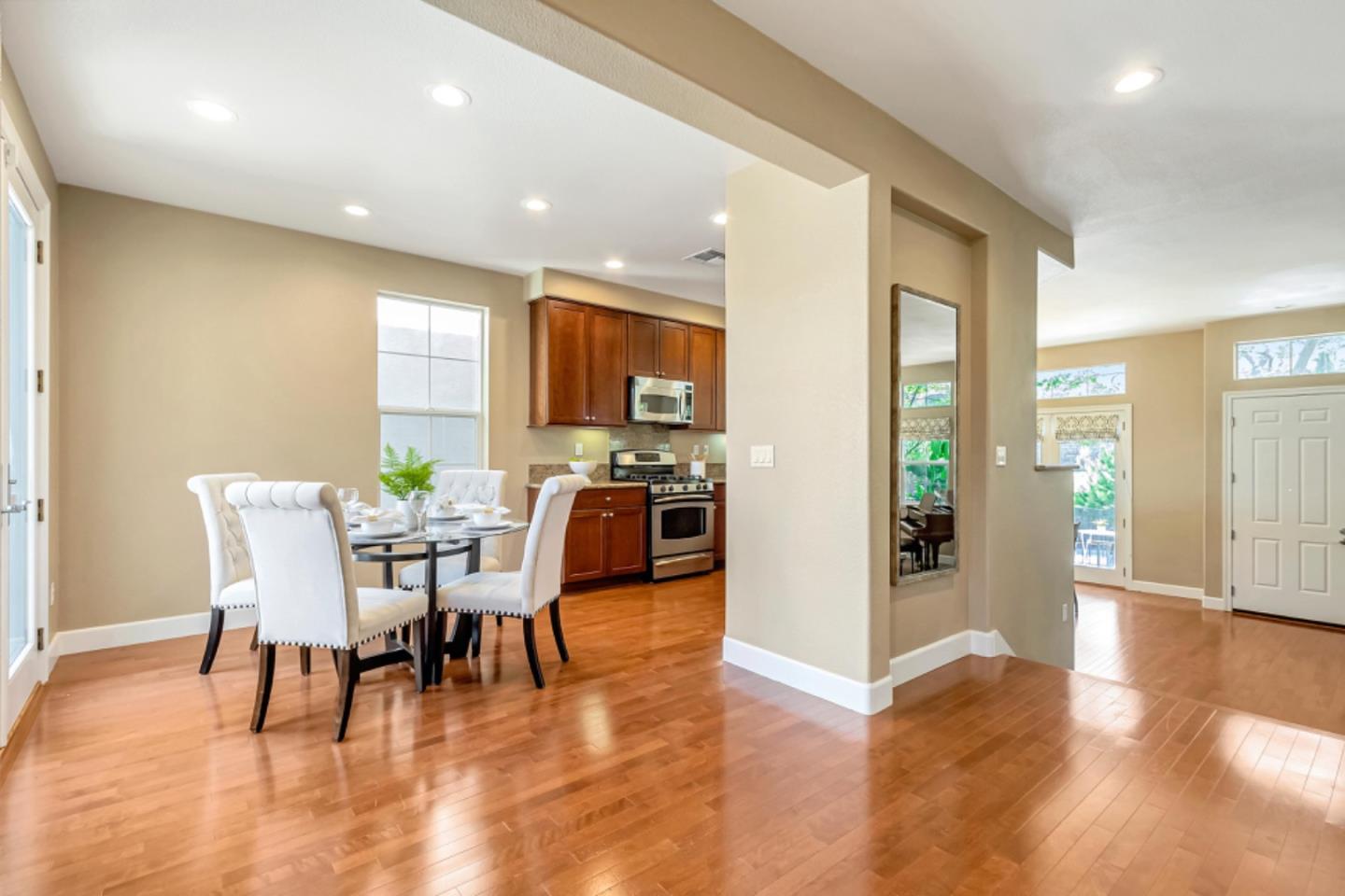 Detail Gallery Image 13 of 42 For 2332 Azevedo Pkwy, San Jose,  CA 95125 - 3 Beds | 2/1 Baths