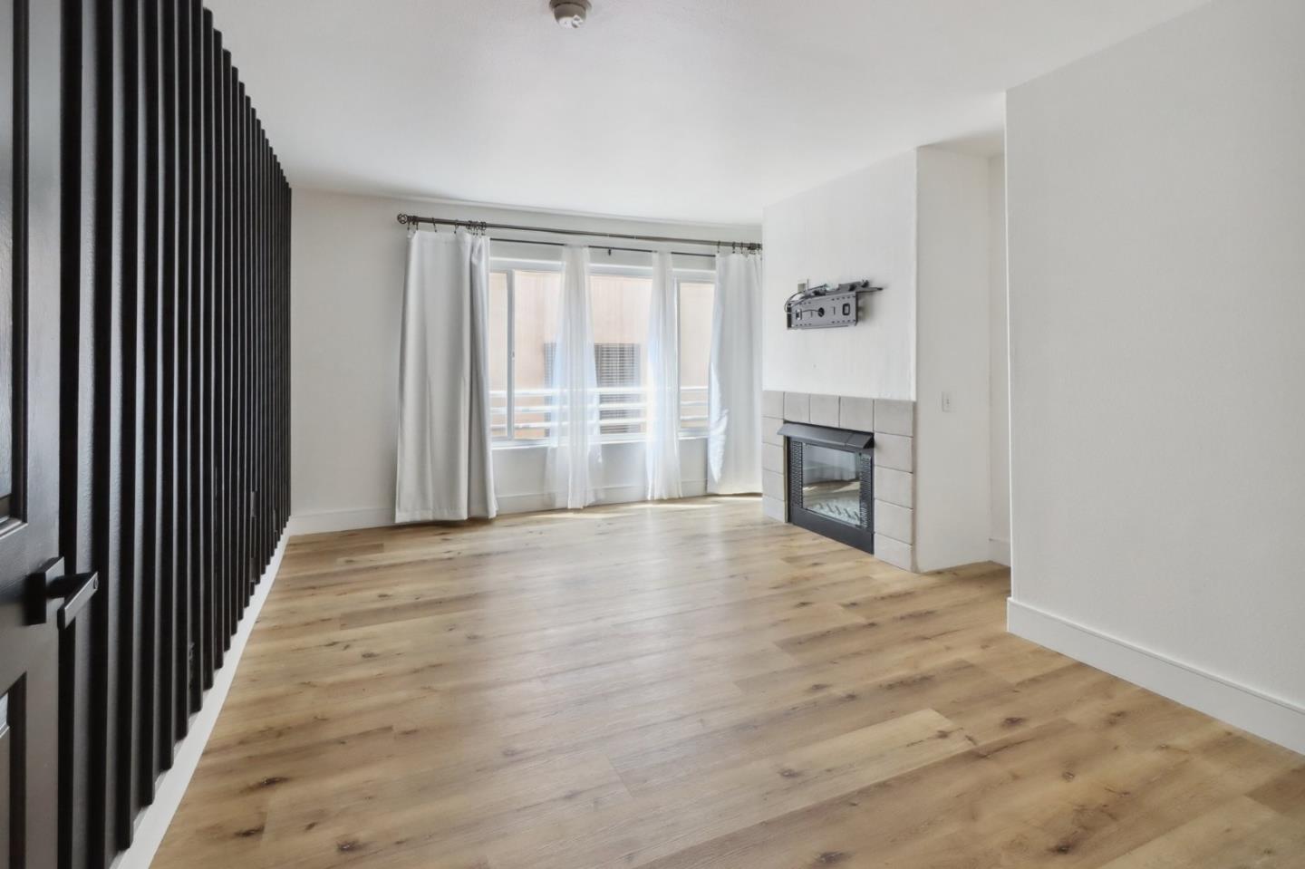 Detail Gallery Image 12 of 25 For 1160 Granville Ave #104,  Los Angeles,  CA 90049 - 2 Beds | 2/1 Baths