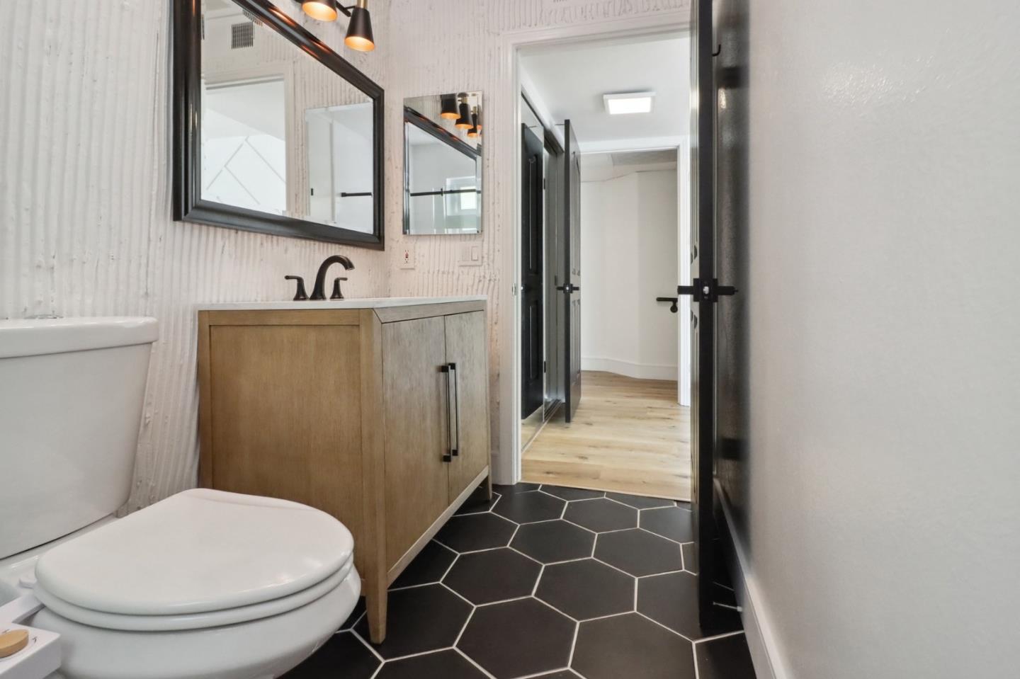 Detail Gallery Image 20 of 25 For 1160 Granville Ave #104,  Los Angeles,  CA 90049 - 2 Beds | 2/1 Baths