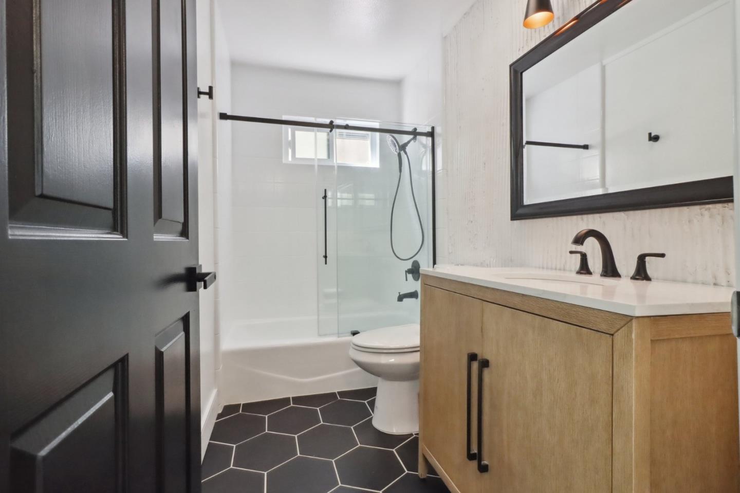 Detail Gallery Image 21 of 25 For 1160 Granville Ave #104,  Los Angeles,  CA 90049 - 2 Beds | 2/1 Baths