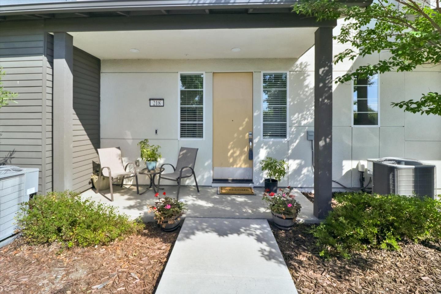 Detail Gallery Image 1 of 27 For 218 Dash Ct, Hayward,  CA 94544 - 2 Beds | 2/1 Baths