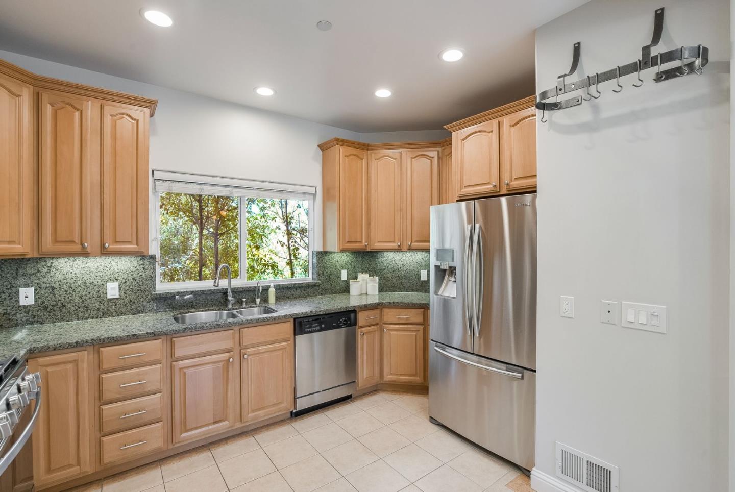 Detail Gallery Image 12 of 36 For 726 Elm St #C,  San Carlos,  CA 94070 - 3 Beds | 2/1 Baths