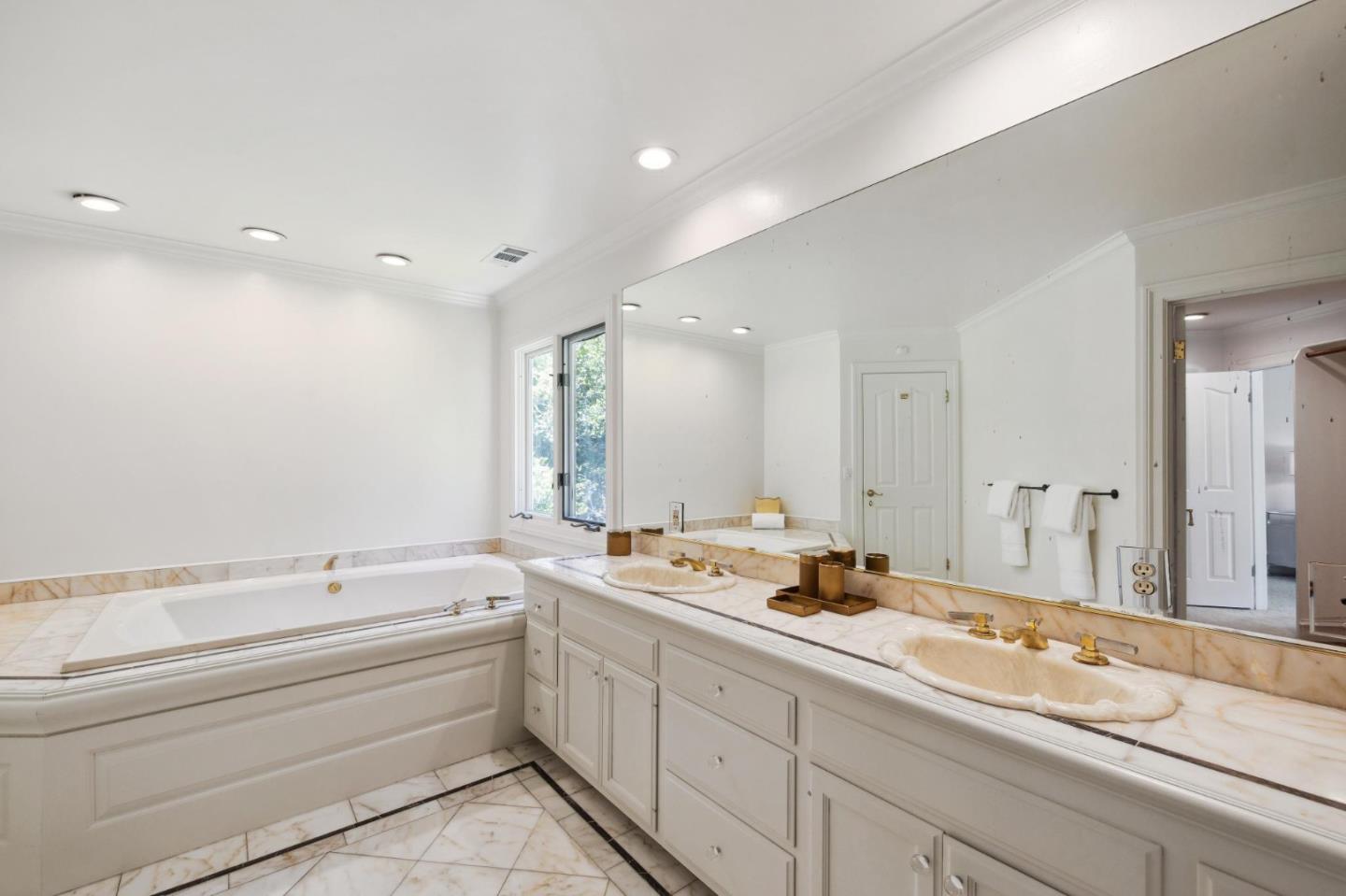 Detail Gallery Image 29 of 61 For 35 Brooke Ct, Hillsborough,  CA 94010 - 7 Beds | 6/1 Baths