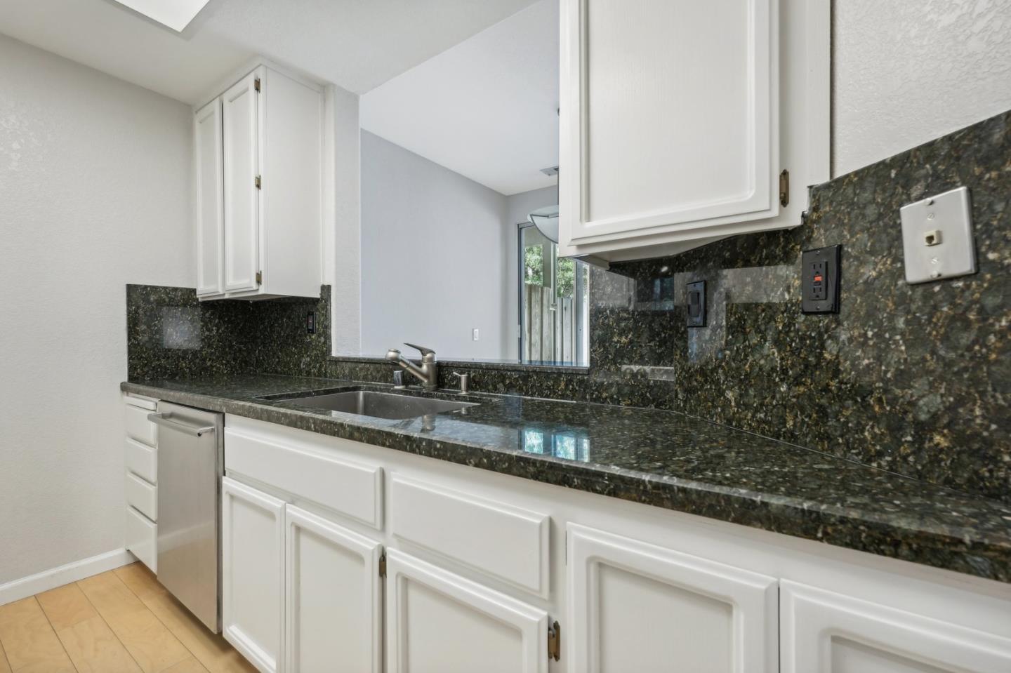 Detail Gallery Image 15 of 40 For 406 Hillwood Ct #402,  Mountain View,  CA 94040 - 2 Beds | 2/1 Baths