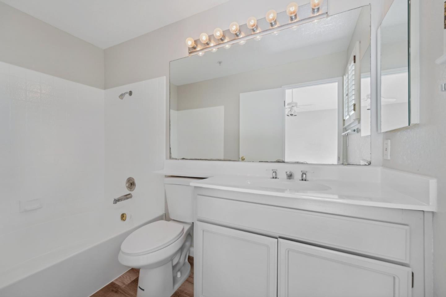 Detail Gallery Image 23 of 40 For 406 Hillwood Ct #402,  Mountain View,  CA 94040 - 2 Beds | 2/1 Baths