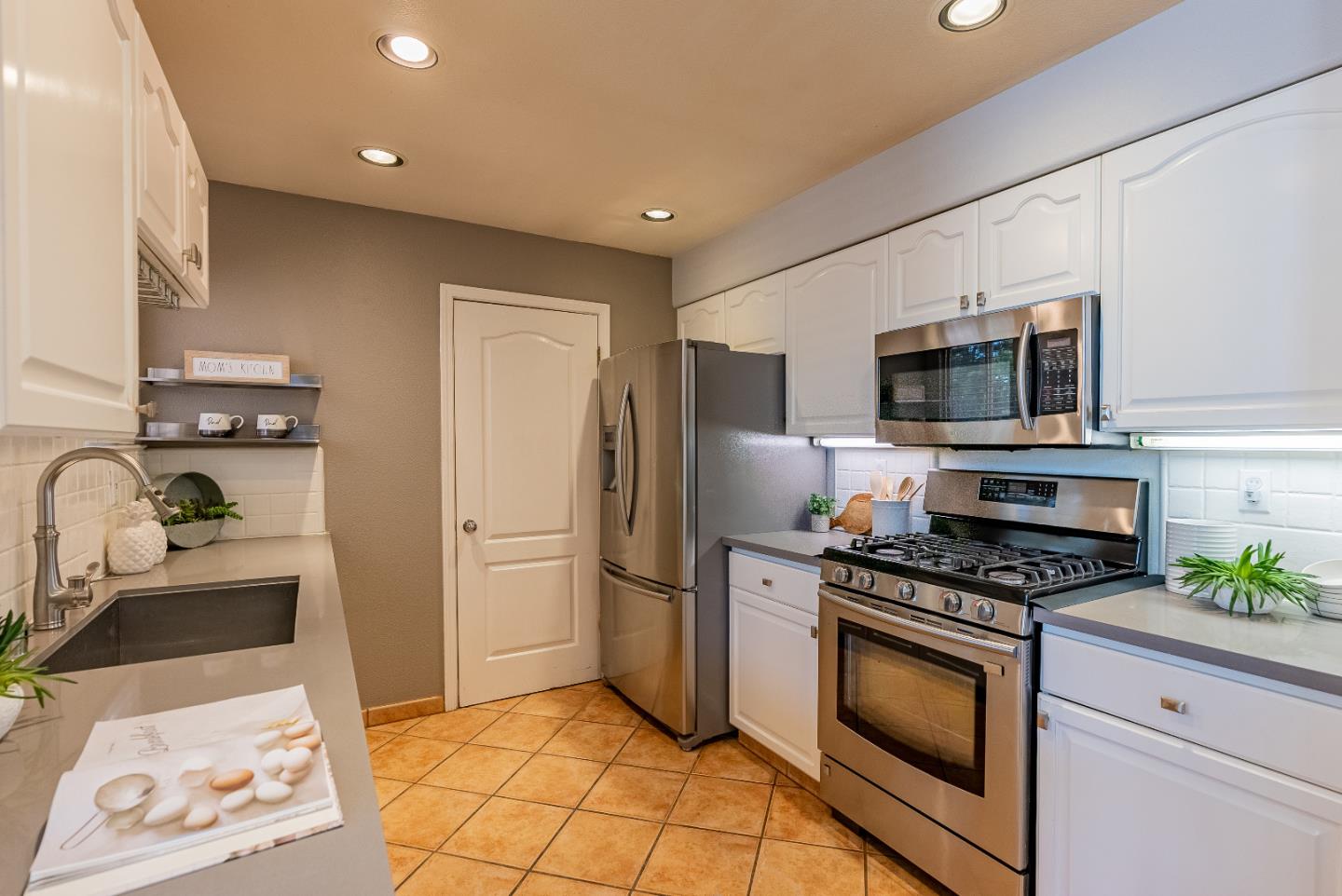 Detail Gallery Image 8 of 28 For 995 Asilomar Ter #1,  Sunnyvale,  CA 94086 - 2 Beds | 2/1 Baths