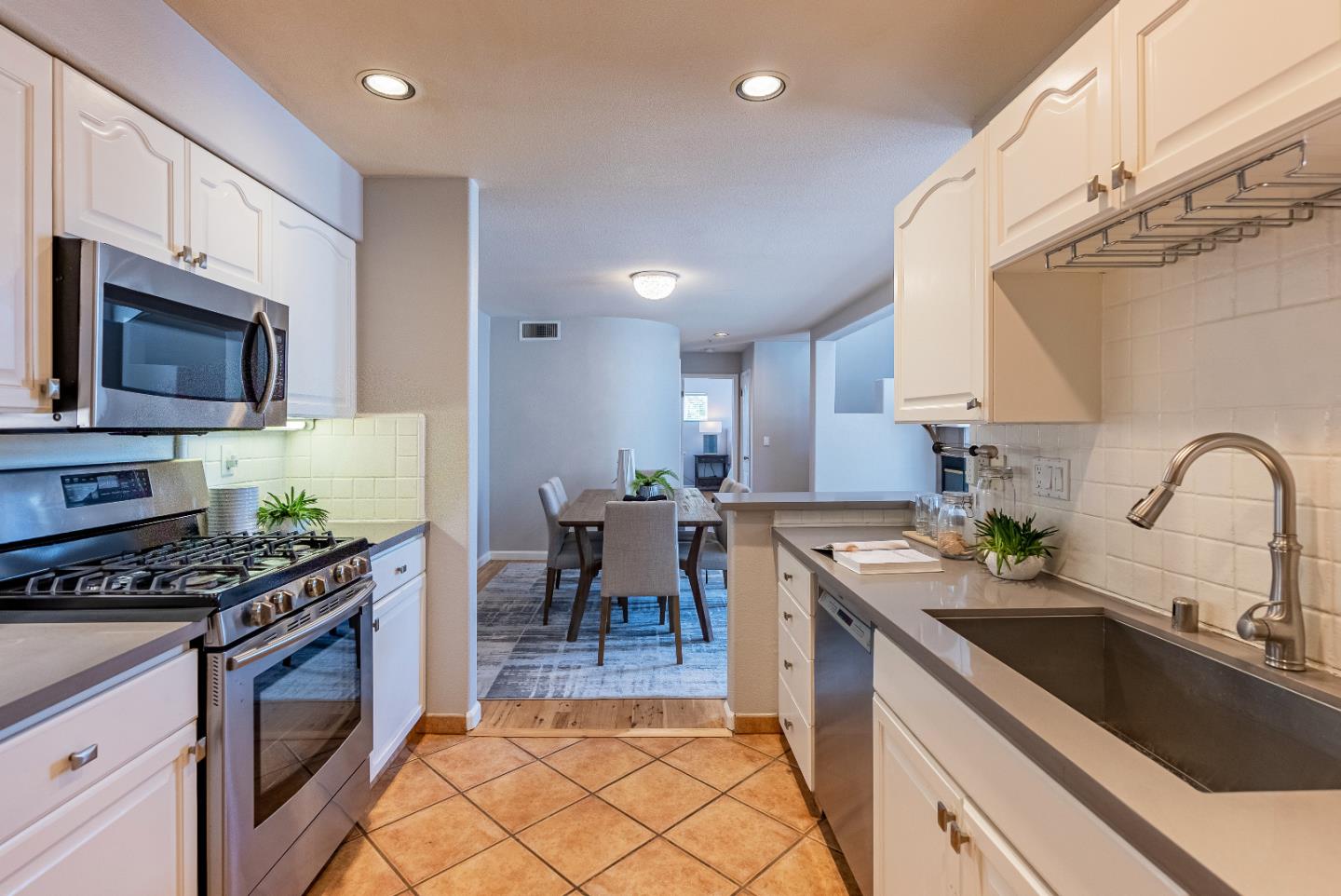 Detail Gallery Image 9 of 28 For 995 Asilomar Ter #1,  Sunnyvale,  CA 94086 - 2 Beds | 2/1 Baths