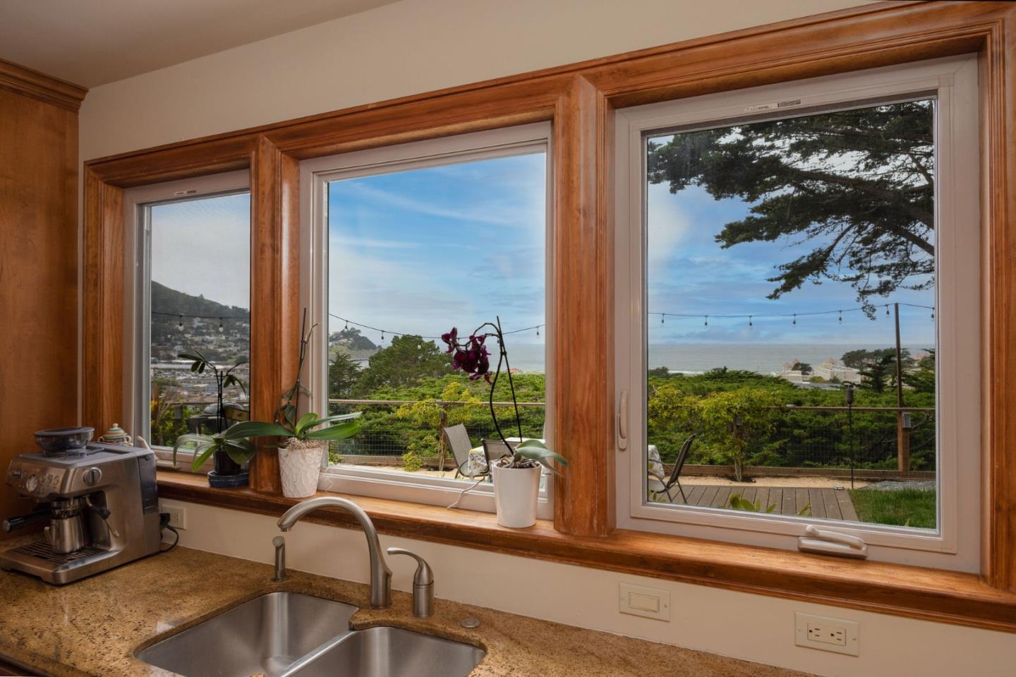 Detail Gallery Image 6 of 52 For 712 Corona Dr, Pacifica,  CA 94044 - 5 Beds | 3/1 Baths