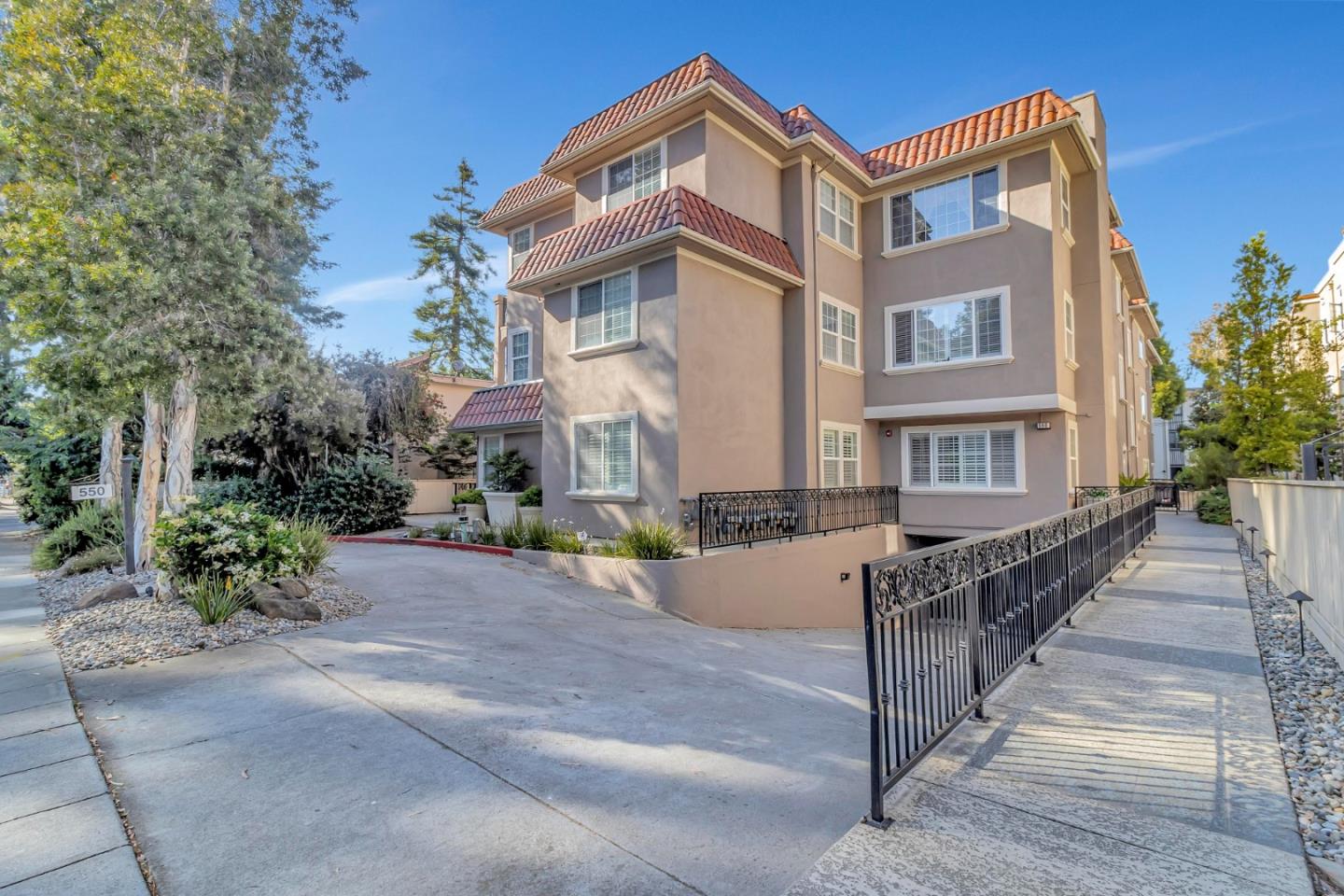 Detail Gallery Image 1 of 1 For 550 El Camino Real #104,  Burlingame,  CA 94010 - 2 Beds | 2 Baths