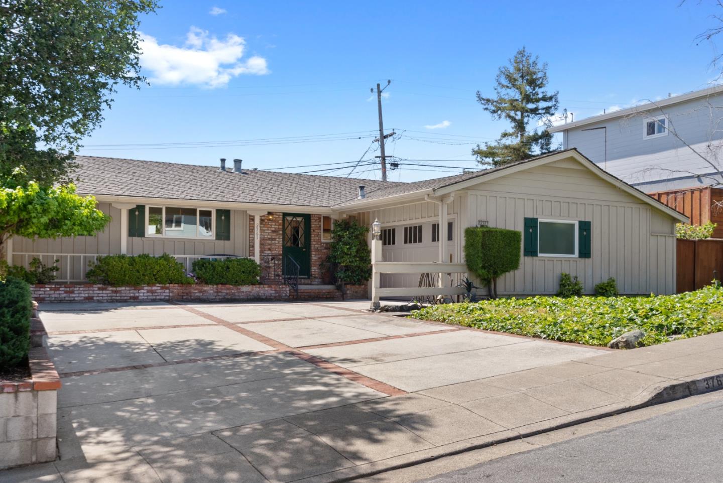 Detail Gallery Image 1 of 36 For 3761 Red Oak Way, Redwood City,  CA 94061 - 3 Beds | 2 Baths