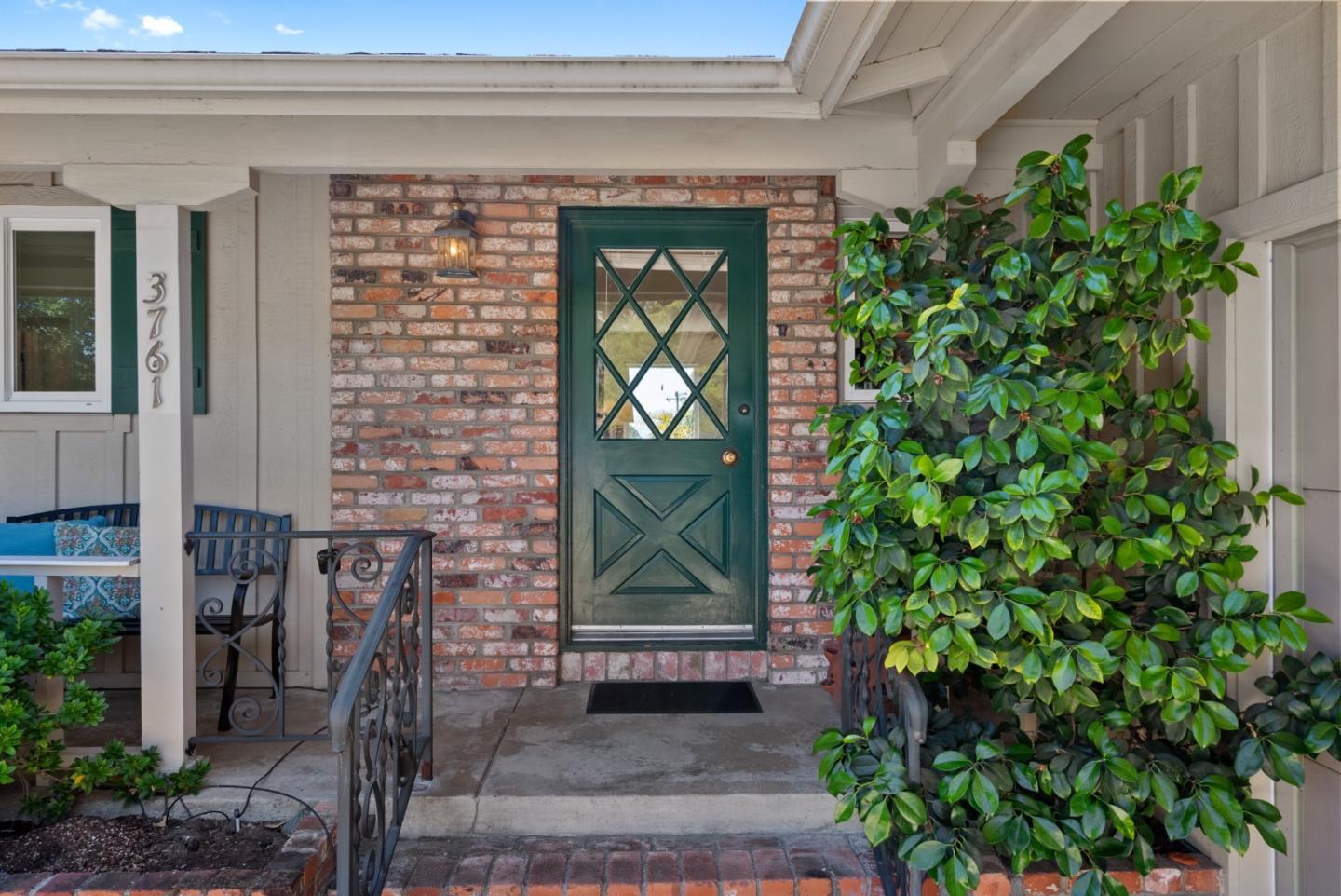 Detail Gallery Image 4 of 36 For 3761 Red Oak Way, Redwood City,  CA 94061 - 3 Beds | 2 Baths