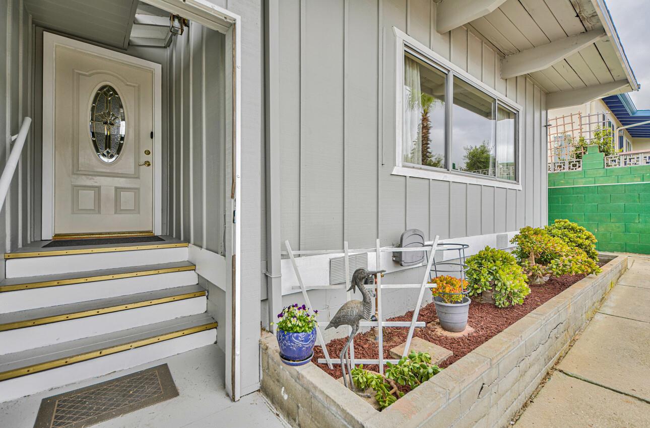 Detail Gallery Image 4 of 33 For 1712 Soto St, Seaside,  CA 93955 - 3 Beds | 2 Baths