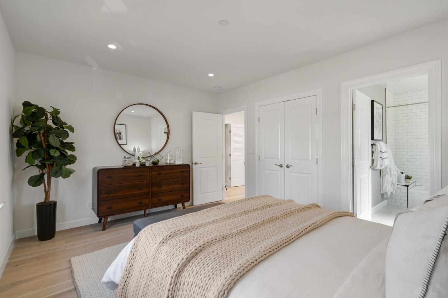 Detail Gallery Image 22 of 47 For 435 E Oakwood Blvd, Redwood City,  CA 94061 - 6 Beds | 5/1 Baths