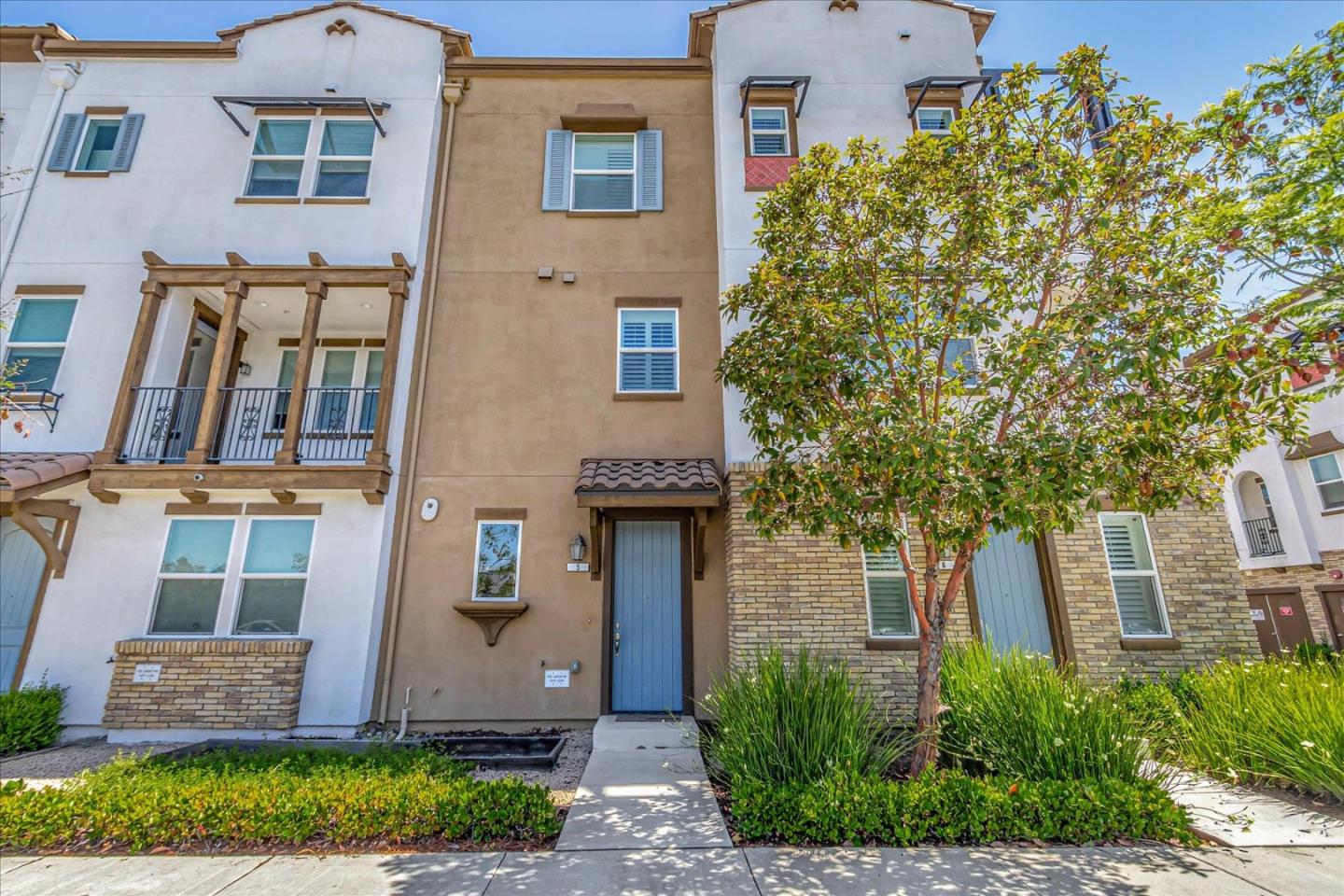 Detail Gallery Image 1 of 26 For 2738 Goble Ln #5,  San Jose,  CA 95111 - 2 Beds | 2/1 Baths
