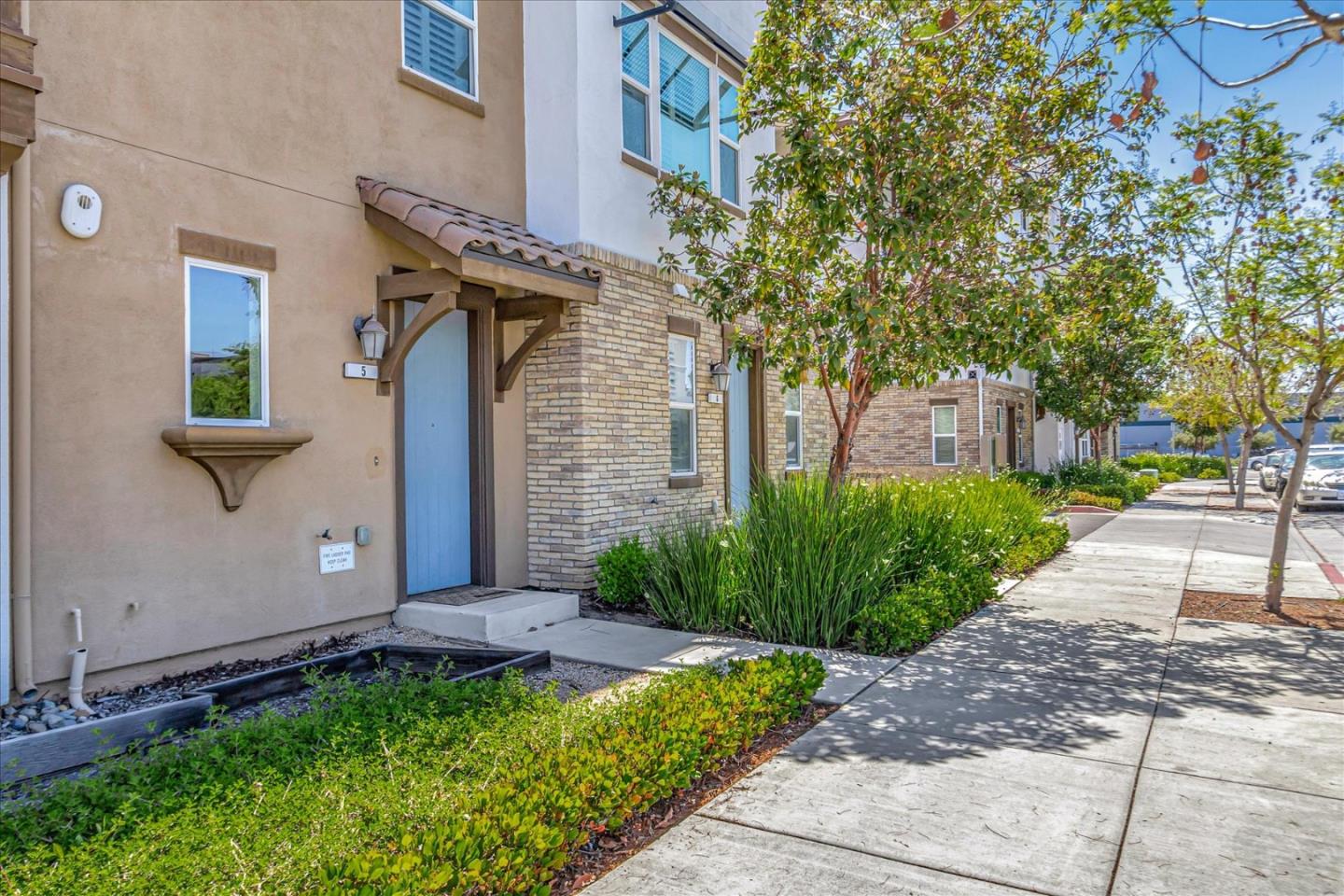 Detail Gallery Image 2 of 26 For 2738 Goble Ln #5,  San Jose,  CA 95111 - 2 Beds | 2/1 Baths