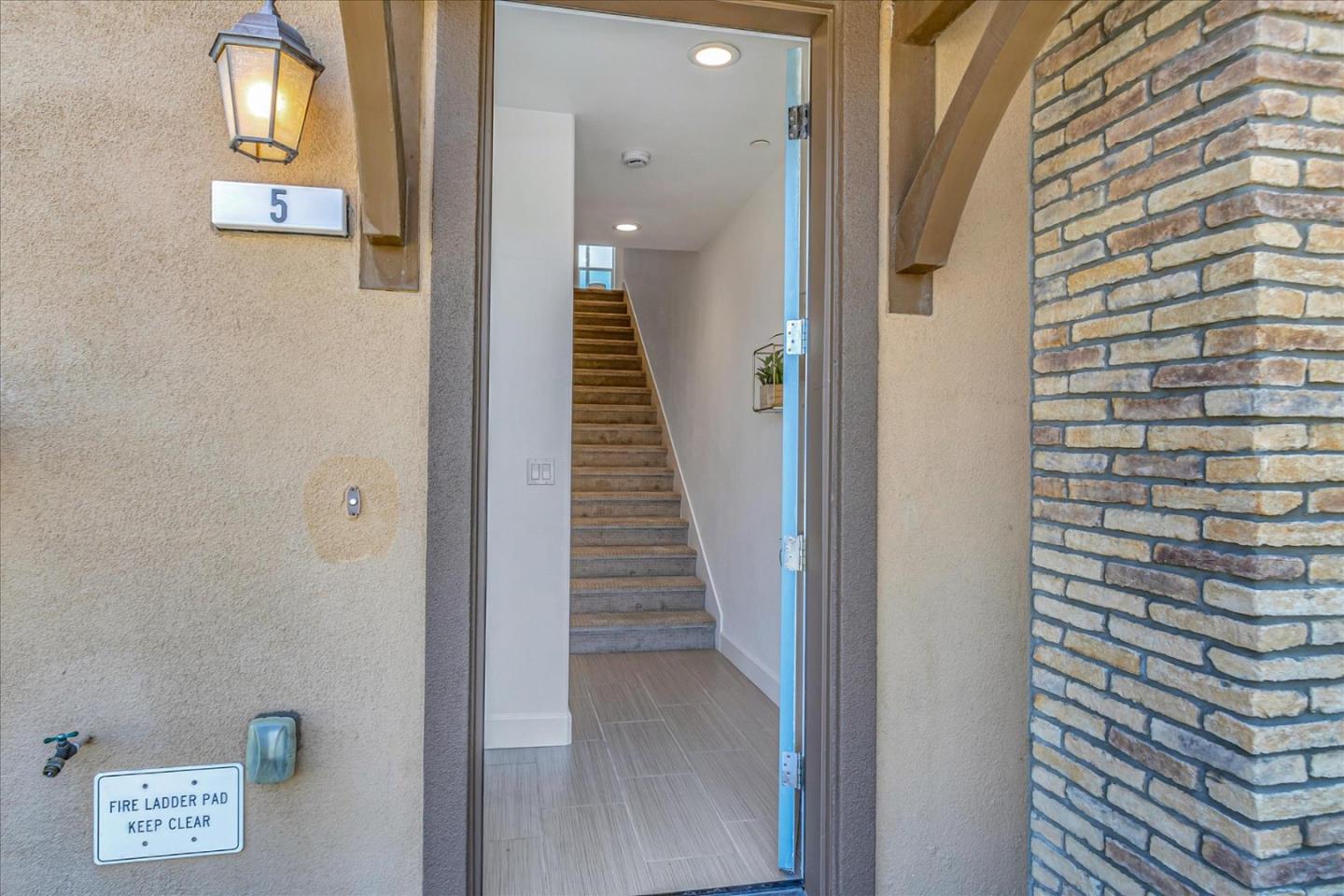 Detail Gallery Image 5 of 26 For 2738 Goble Ln #5,  San Jose,  CA 95111 - 2 Beds | 2/1 Baths