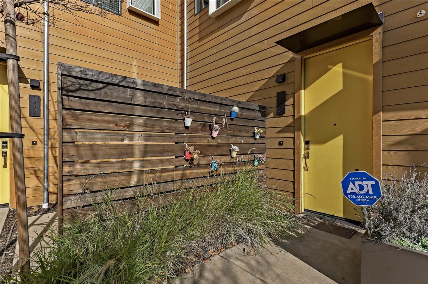 Detail Gallery Image 5 of 39 For 1429 Prescott St, Oakland,  CA 94607 - 2 Beds | 2/1 Baths