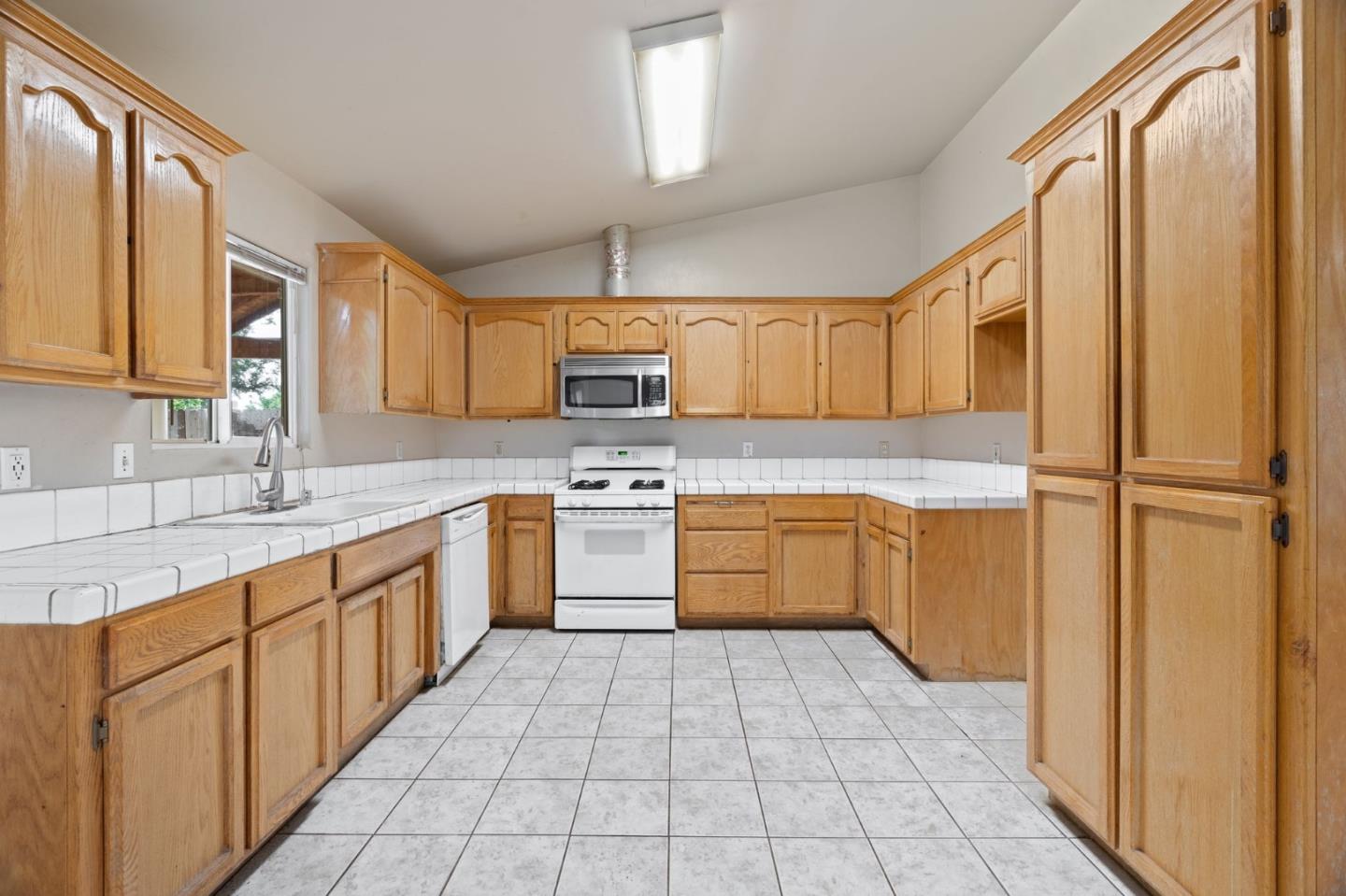 Detail Gallery Image 12 of 33 For 6316 Ringsdale Ct, Bakersfield,  CA 93313 - 4 Beds | 2 Baths