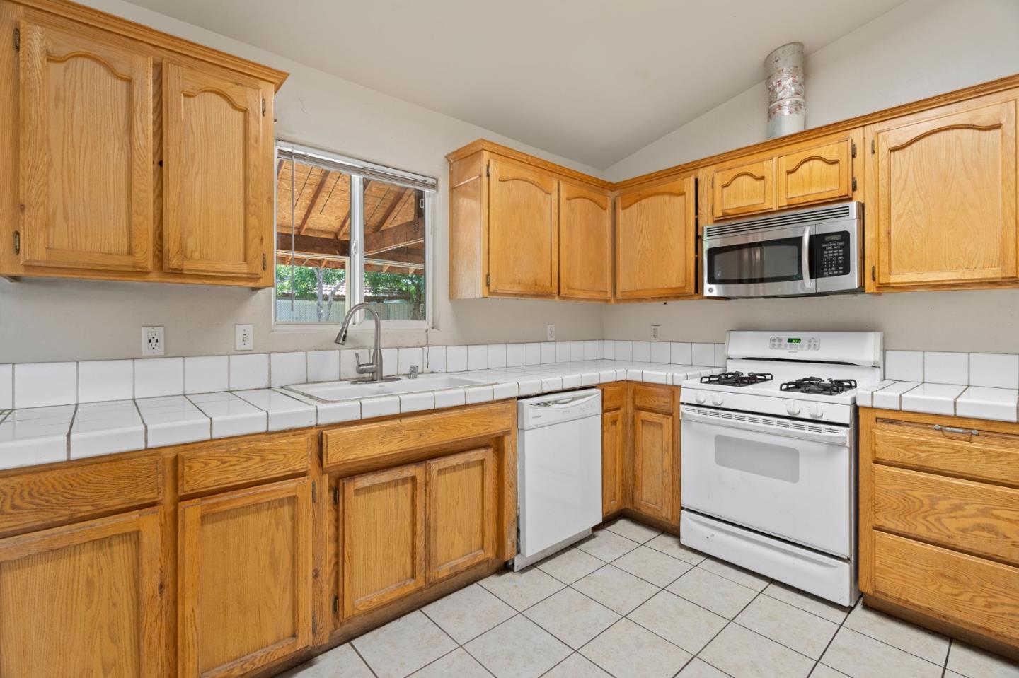 Detail Gallery Image 14 of 33 For 6316 Ringsdale Ct, Bakersfield,  CA 93313 - 4 Beds | 2 Baths