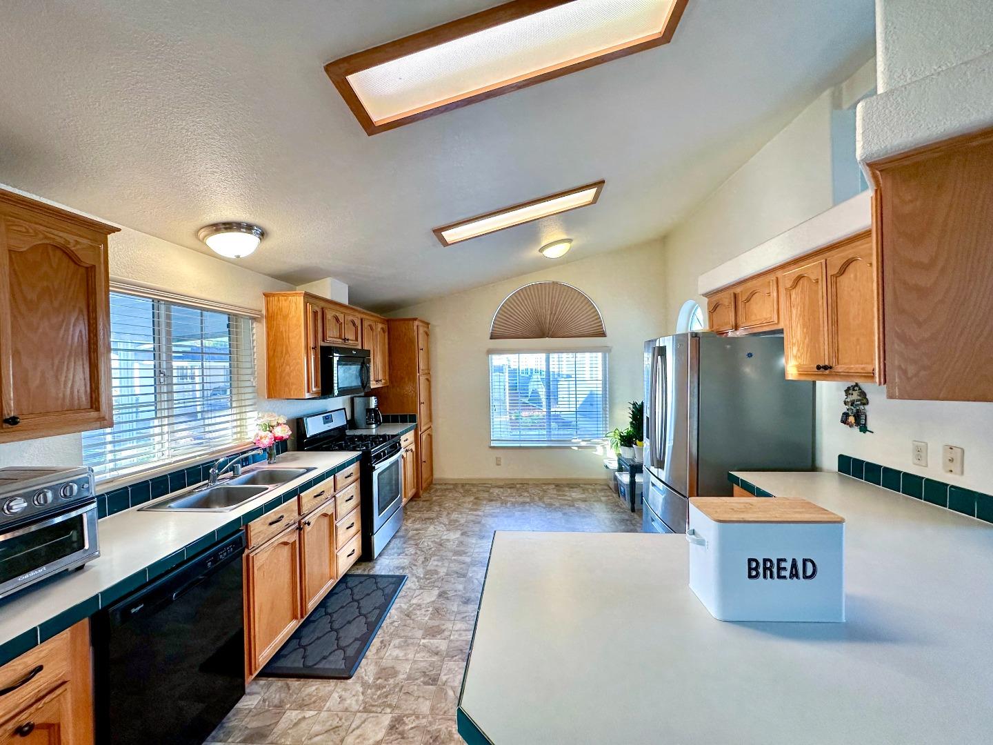 Detail Gallery Image 5 of 13 For 1220 Tasman Dr #220,  Sunnyvale,  CA 94089 - 3 Beds | 2 Baths