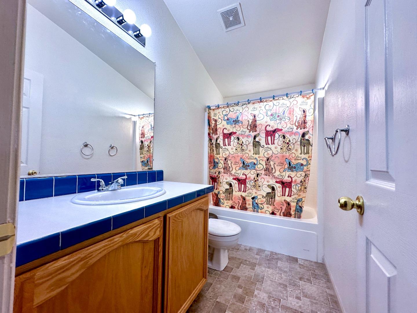 Detail Gallery Image 8 of 13 For 1220 Tasman Dr #220,  Sunnyvale,  CA 94089 - 3 Beds | 2 Baths