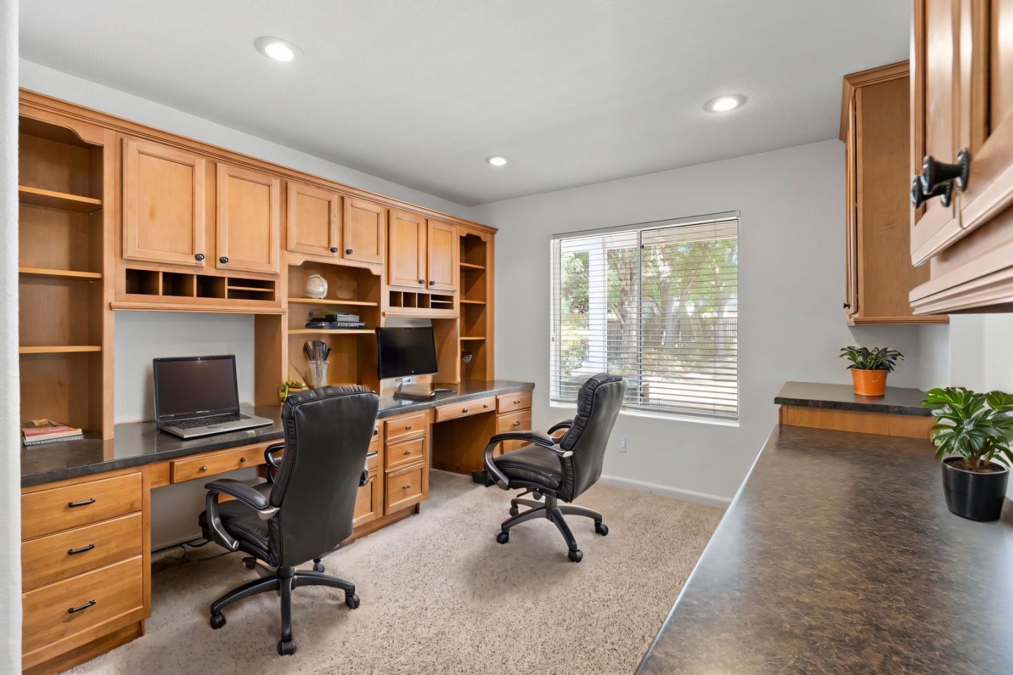 Detail Gallery Image 11 of 31 For 645 Fisher Cir, Folsom,  CA 95630 - 5 Beds | 2/1 Baths