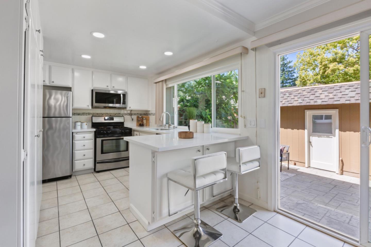 Detail Gallery Image 13 of 72 For 10038 Dove Oak Ct, Cupertino,  CA 95014 - 3 Beds | 2/1 Baths