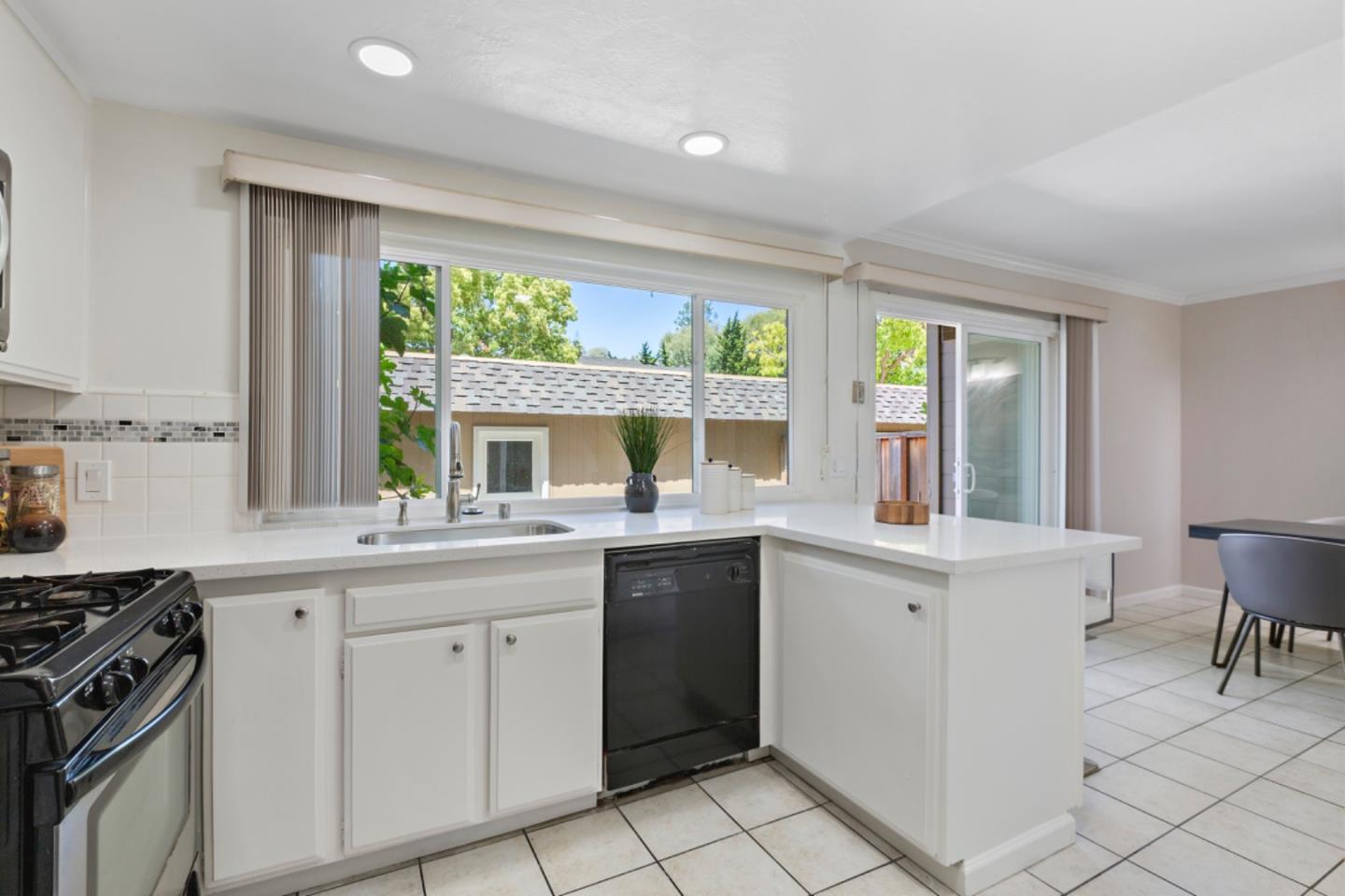 Detail Gallery Image 14 of 72 For 10038 Dove Oak Ct, Cupertino,  CA 95014 - 3 Beds | 2/1 Baths