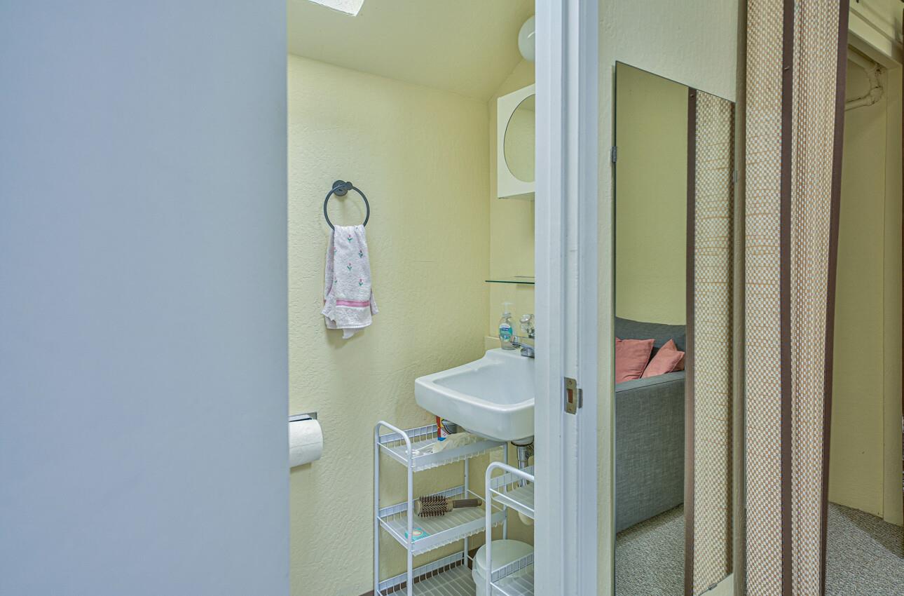Detail Gallery Image 18 of 19 For 565 English Ave #1,  Monterey,  CA 93940 - 1 Beds | 1/1 Baths