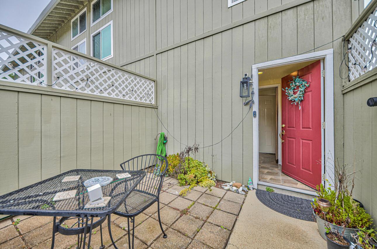 Detail Gallery Image 2 of 19 For 565 English Ave #1,  Monterey,  CA 93940 - 1 Beds | 1/1 Baths