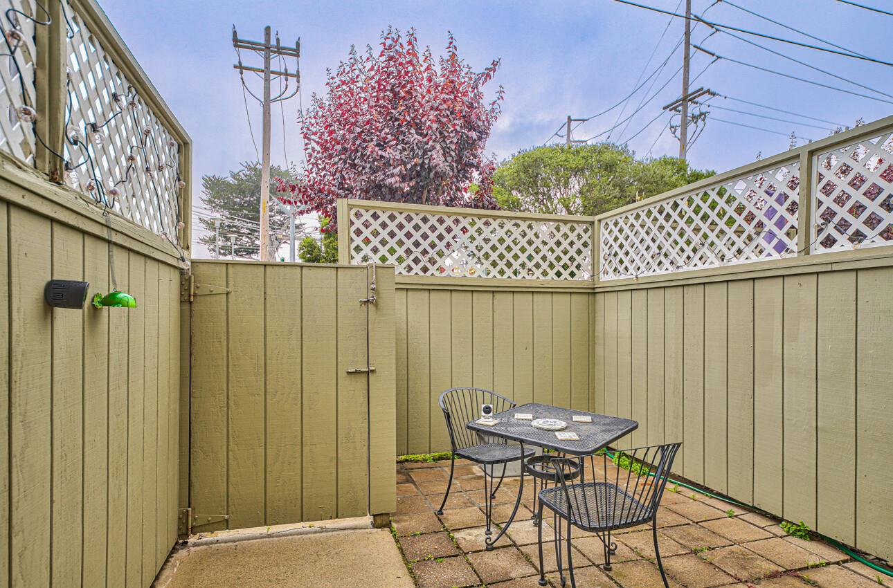 Detail Gallery Image 3 of 19 For 565 English Ave #1,  Monterey,  CA 93940 - 1 Beds | 1/1 Baths