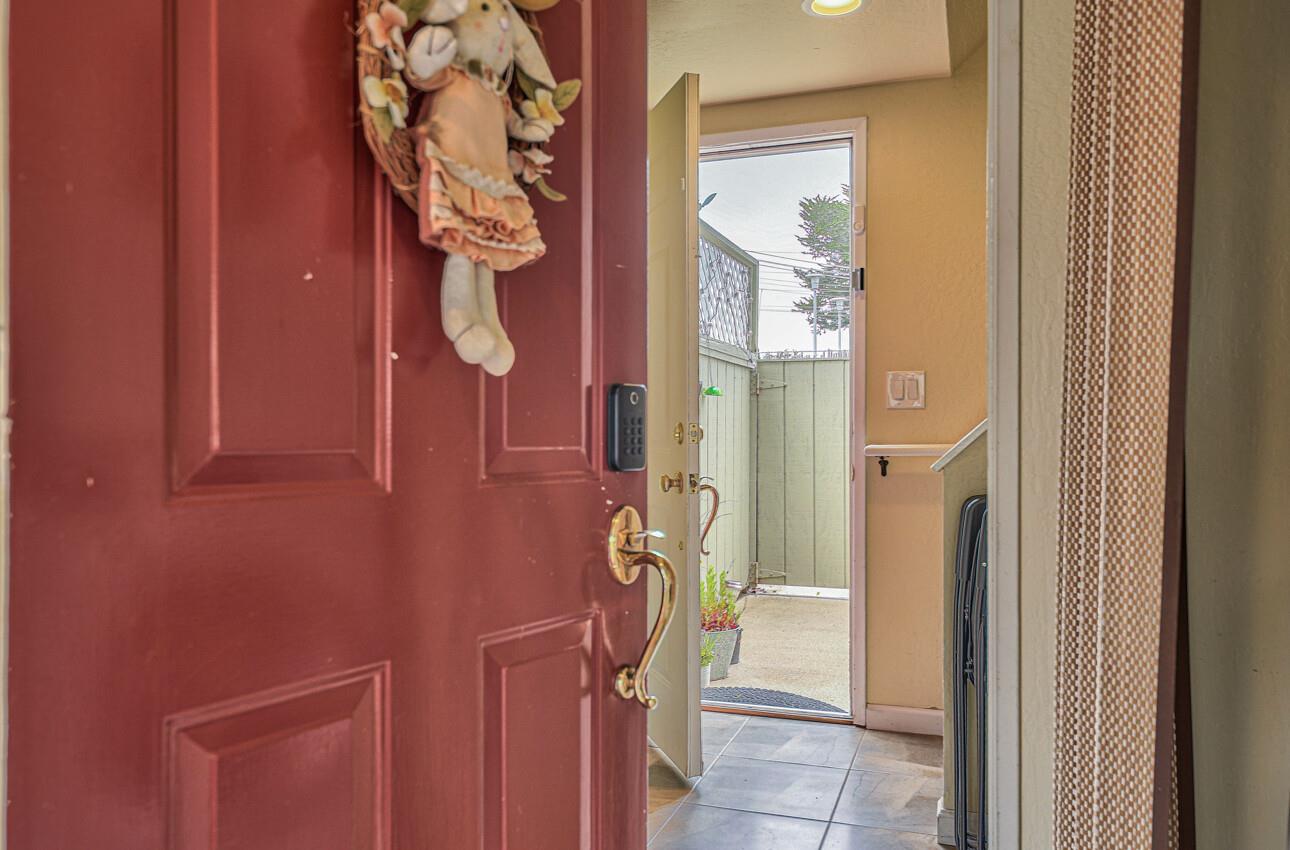 Detail Gallery Image 5 of 19 For 565 English Ave #1,  Monterey,  CA 93940 - 1 Beds | 1/1 Baths
