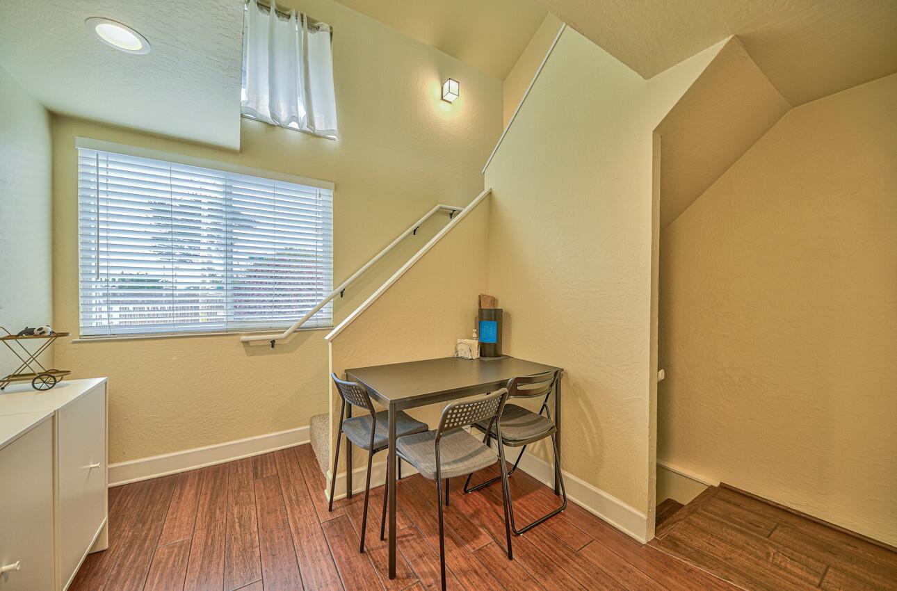 Detail Gallery Image 6 of 19 For 565 English Ave #1,  Monterey,  CA 93940 - 1 Beds | 1/1 Baths