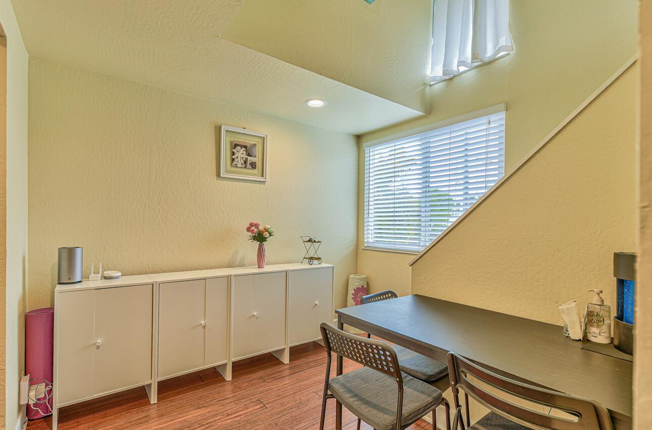 Detail Gallery Image 7 of 19 For 565 English Ave #1,  Monterey,  CA 93940 - 1 Beds | 1/1 Baths