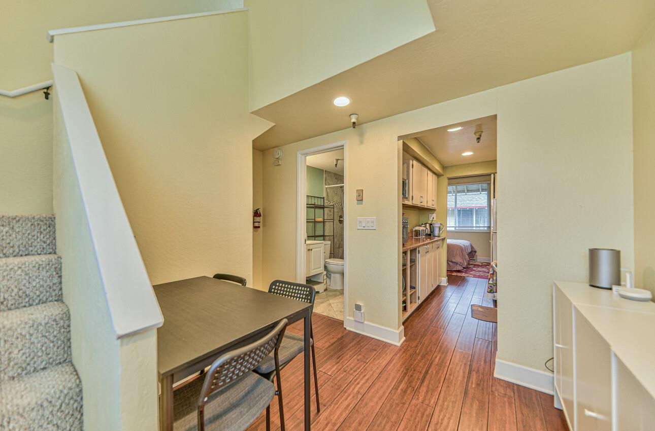 Detail Gallery Image 8 of 19 For 565 English Ave #1,  Monterey,  CA 93940 - 1 Beds | 1/1 Baths