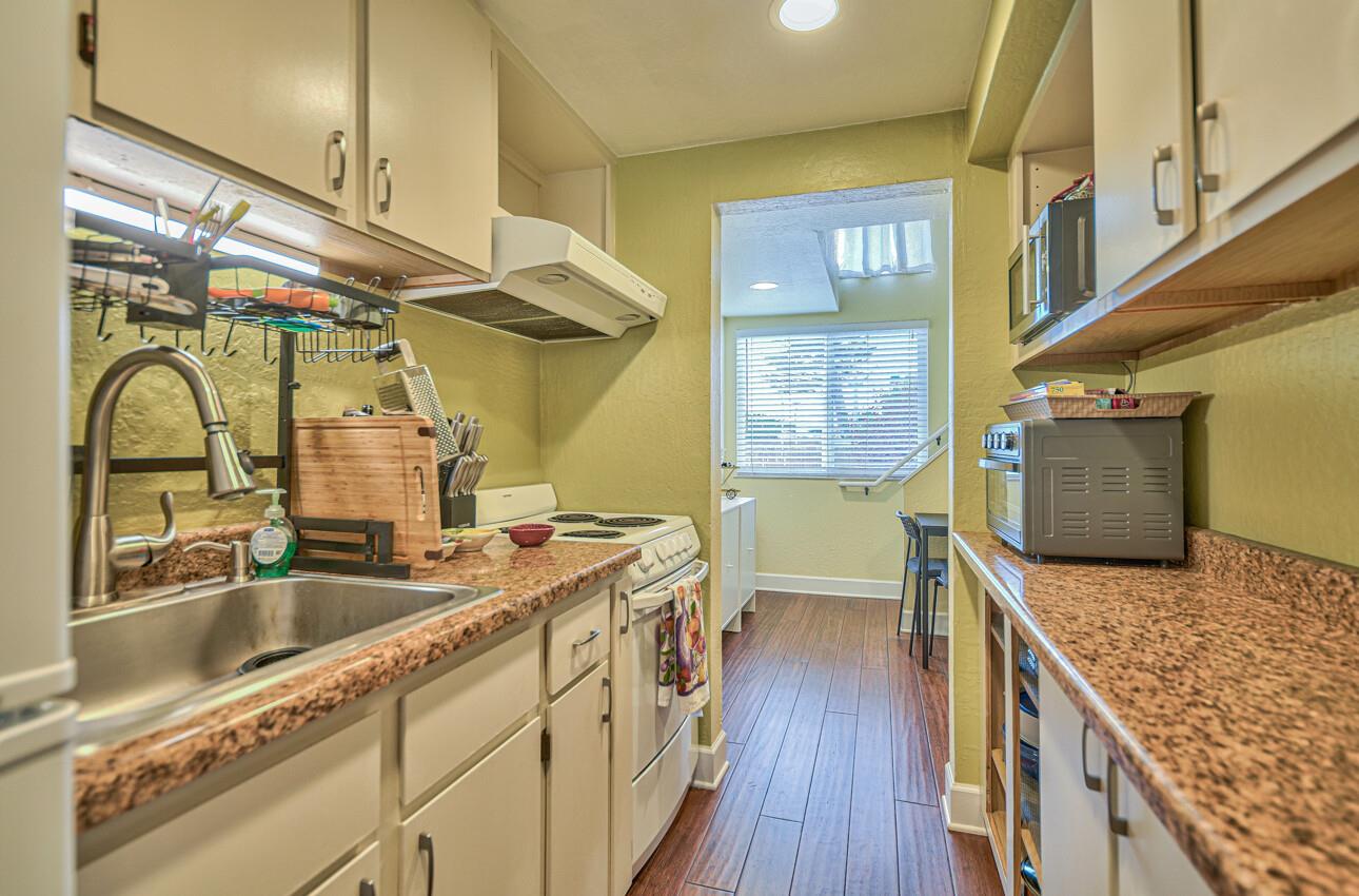 Detail Gallery Image 9 of 19 For 565 English Ave #1,  Monterey,  CA 93940 - 1 Beds | 1/1 Baths
