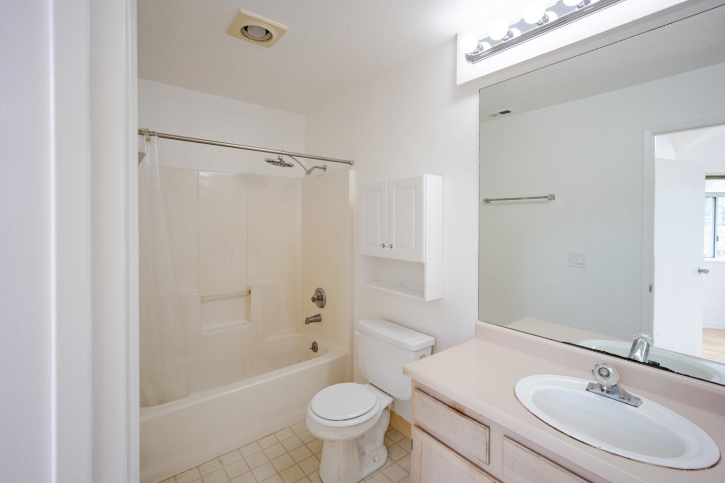 Detail Gallery Image 11 of 20 For 1 Rebecca Ln, San Francisco,  CA 94124 - 2 Beds | 2 Baths