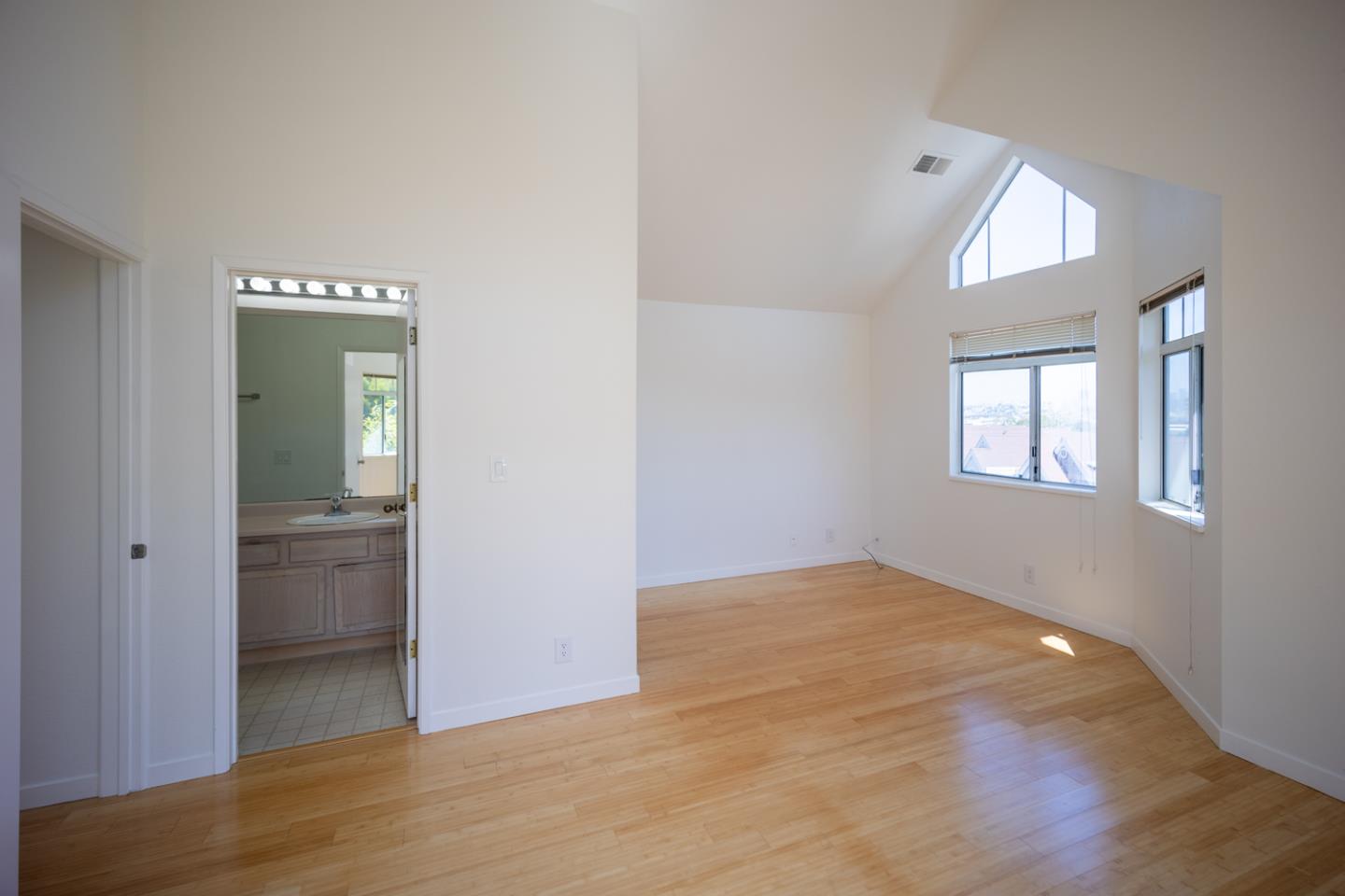 Detail Gallery Image 7 of 20 For 1 Rebecca Ln, San Francisco,  CA 94124 - 2 Beds | 2 Baths